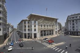 Image du Maroc Professionnelle de  Au centre l'immeuble de la Banque du Maroc située entre l'avenue HassanII à gauche et la rue Driss Lahrizi à droite, construite par Edmond Brion vers 1937, son œuvre est considérée comme la plus aboutis du style " néo-marocain " dont la façade est joliment rythmée par une grille aux motifs géométriques, de losanges d’inspiration Almohade. A gauche l’immeuble de l'ONA, (ex garage Citroën, qui comportait dans les années 1930 que deux étages), Lundi 6 Juillet 2009. L'Actuel Avenue Hassan II (ex Général d'Amade) était l'ancienne route des Oulad Harriz, qui reliait Casablanca avec l'hinterland jadis est un important axe routier, prenant son départ de la place des Nations Unies, elle rejoint le Boulevard Abdelmoumen, puis se bifurque à sa fin en direction du sud-ouest de la ville dans plusieurs directions. . (Photo / Abdeljalil Bounhar) 